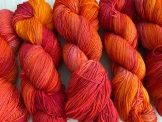 Jadoli Luxusní ponožková příze s biorozložitelným nylonem - červeno-oranžová